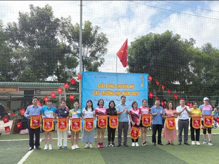 Khép lại Giải Bóng chuyền nữ các trường học phường Thành Nhất 2025 với nhiều dấu ấn đẹp